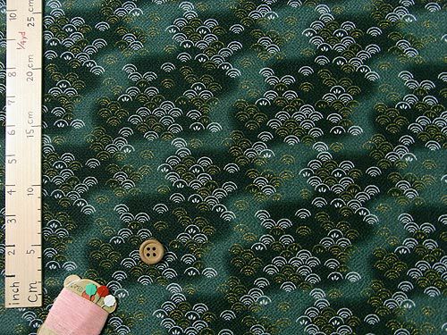 【NEW】美品♡ 青海波 花柄 グリーン系の素敵な正絹着物 在庫限り/ちりめん生地・かすみ青海波(深緑) 10cm単位 切り売り |生地