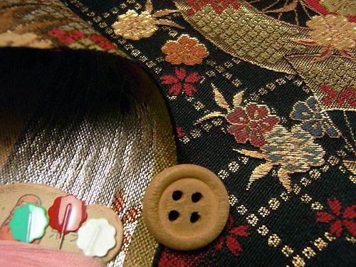 金襴生地(金らん)斜取り扇面桜(黒/赤) 10cm単位 切り売り |生地 和柄