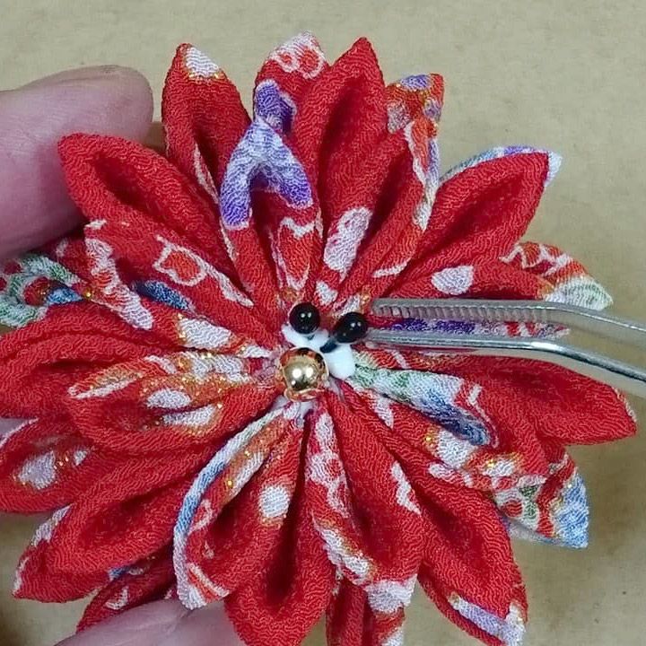 一越ちりめん手芸キット つまみ細工のブローチ 美濃菊（赤花柄） |生地