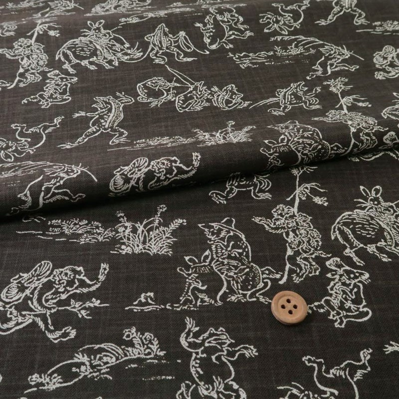 和柄コットン生地・鳥獣人物戯画（こげ茶）