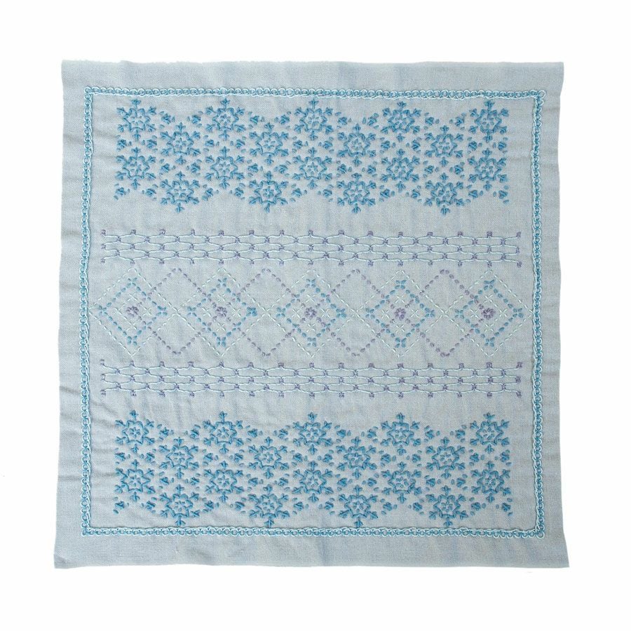 刺し子キット 花ふきん・La bouquetiere(ラ ブケティエル) スノーフレークSnowflake布巾 くぐり刺し 水色ブルー ラメ糸 オシャレ 北欧風