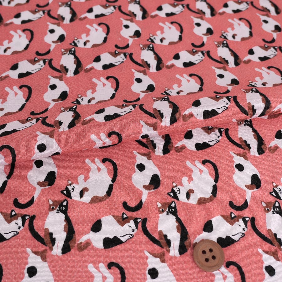 ちりめん生地・みけねこ(潤朱/うるみしゅ) 10cm単位 切り売り ねこ柄縮緬布地 三毛猫柄 ミケネコ模様 朱色 赤系色チリメン