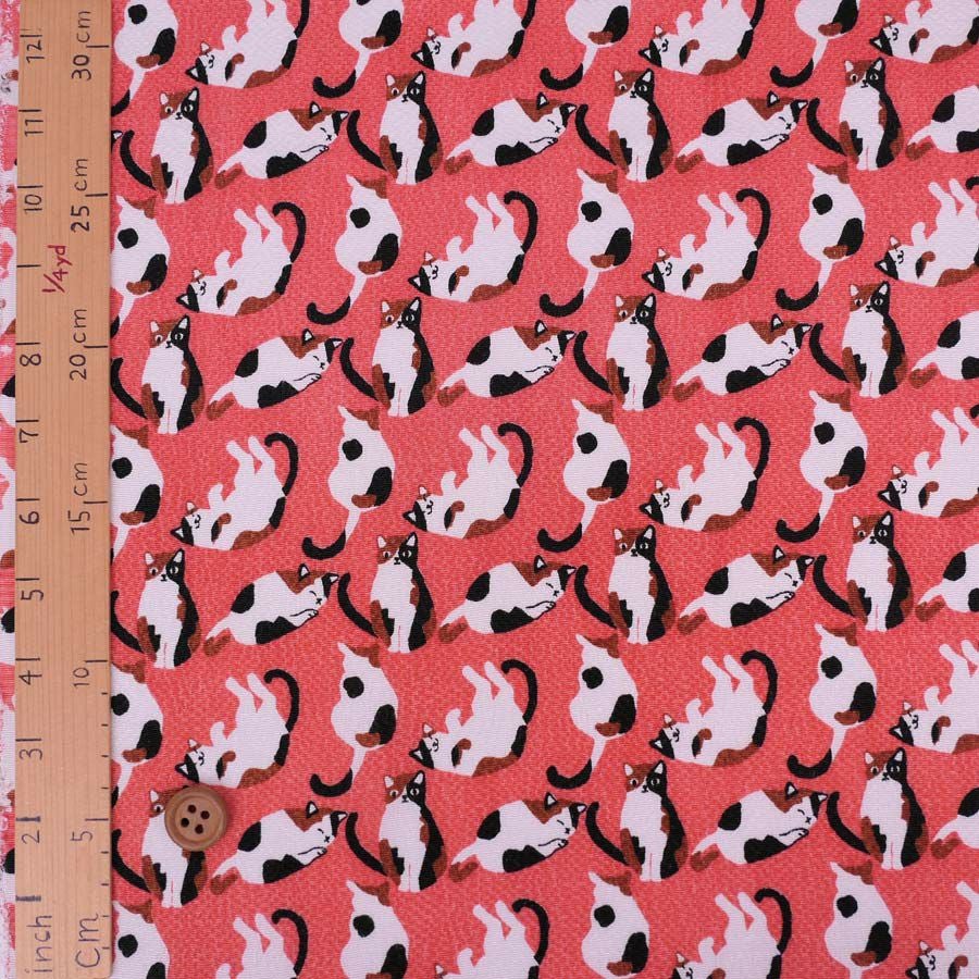 ちりめん生地・みけねこ(潤朱/うるみしゅ) 10cm単位 切り売り ねこ柄縮緬布地 三毛猫柄 ミケネコ模様 朱色 赤系色チリメン