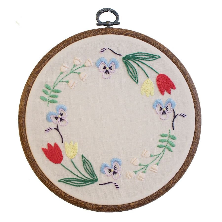 ミニリース.。oOレースのリース　刺繍枠のリース エクリュ紅茶染めレース フランス刺しゅうキット GARDEN PARTY チューリップのリース(フープ付