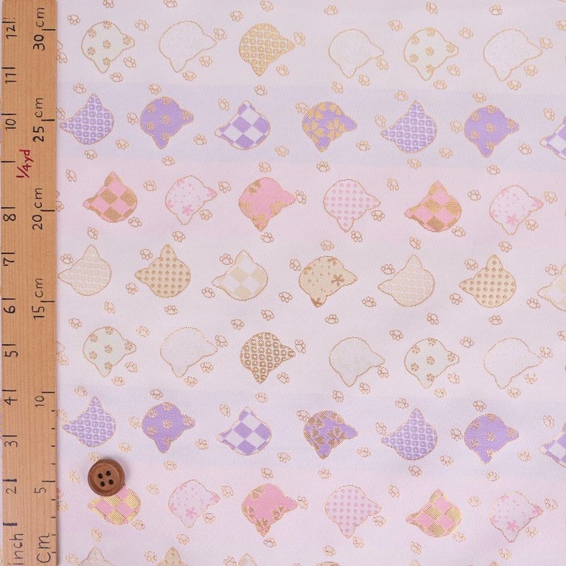 金襴生地(金らん) ねこ型に伝統柄(白) 10cm単位 切り売り[M便 1/30] ネコ柄生地和風 可愛い猫柄和柄布地 西陣織物 かわいいねこ模様