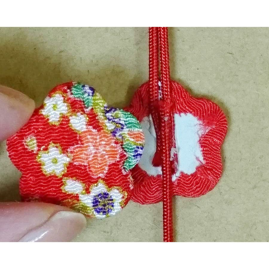 ちりめん細工　お花とまりの下げ飾り(小)赤 つまみ細工 髪飾り(赤 ピンク) 七五三 3歳 7才 753 三歳 七歳 ちりめん