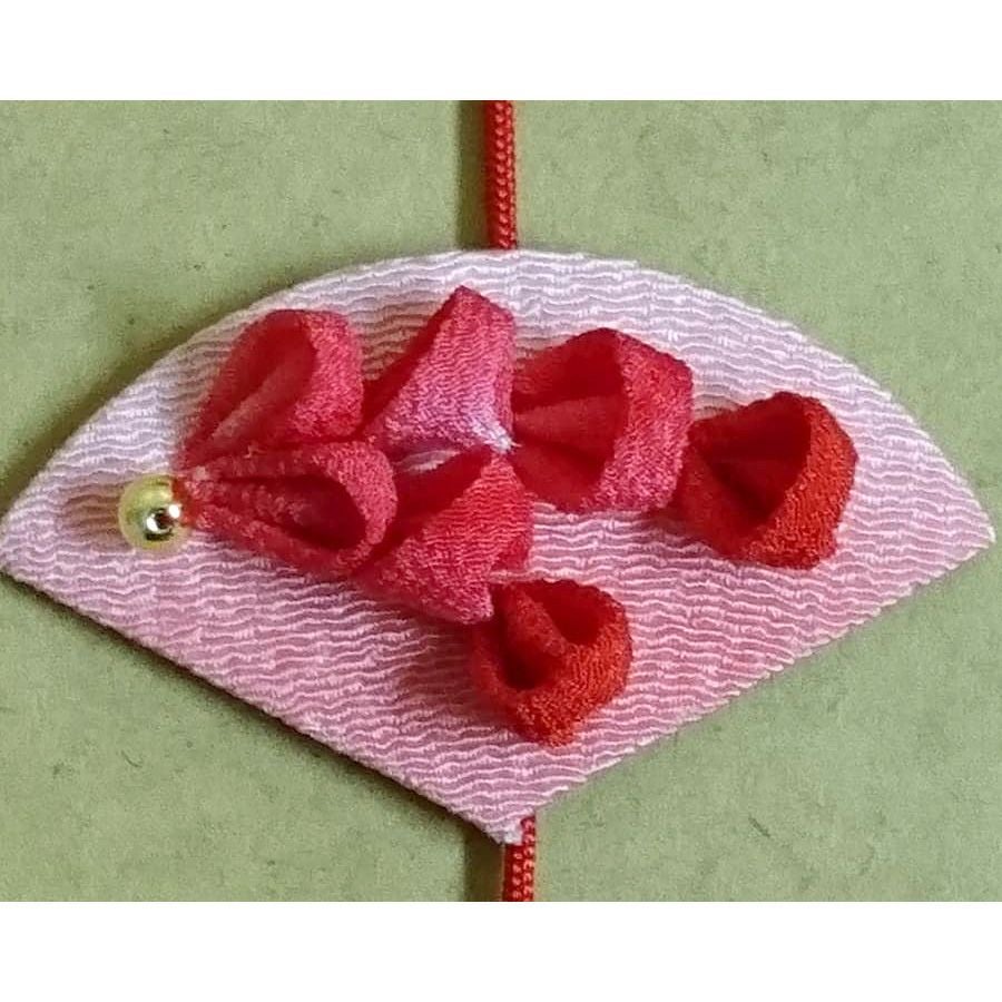 ちりめん細工　お花とまりの下げ飾り(小)赤 つまみ細工 髪飾り(赤 ピンク) 七五三 3歳 7才 753 三歳 七歳 ちりめん