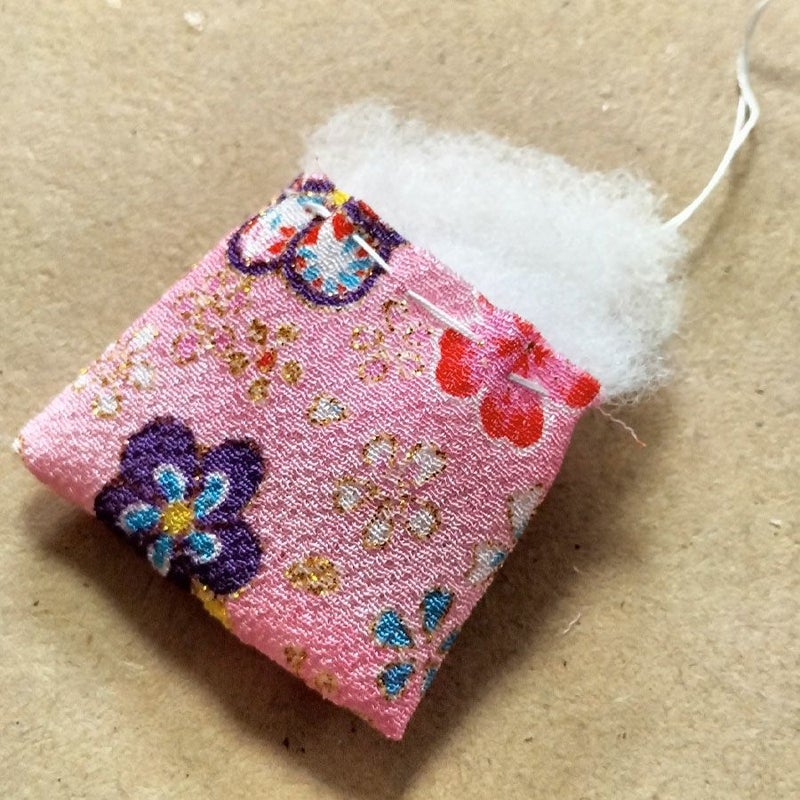 ちりめん手芸キット 仔猫のチャーム・2個セット 和風雑貨好きにちりめんで作る子猫の飾り ハンドメイドキット
