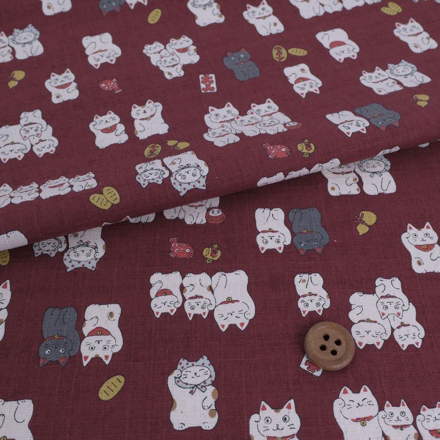和柄コットン生地 招き猫ファミリー(えんじ色) 10cm単位 切り売り