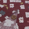 和柄コットン生地 招き猫ファミリー(えんじ色) 10cm単位 切り売り 和風柄ドビー生地 和調木綿プリント KOKKAコッカHappy Cats