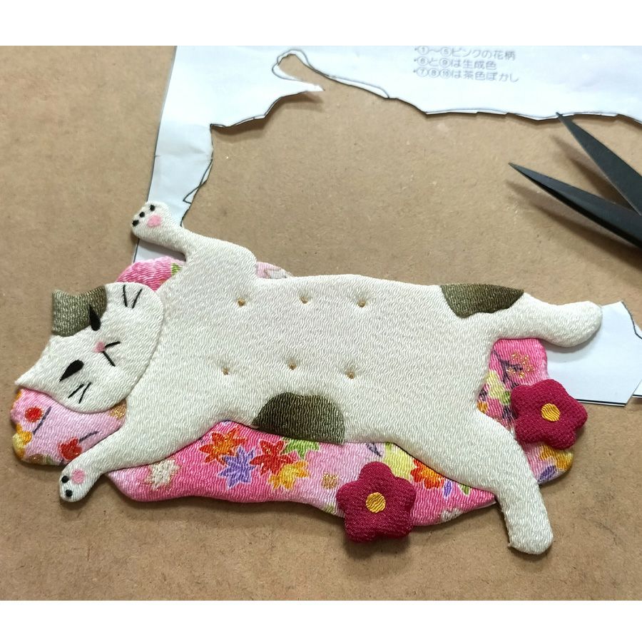 手芸キット 愛しの猫たち 押絵の壁掛け・あまえんぼミケ |生地 和柄