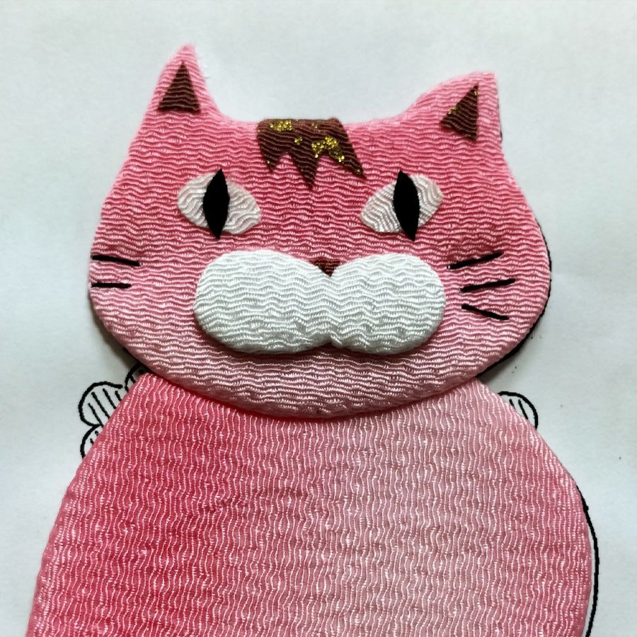 私の手作り/お魚抱えた万歳ニッコリ猫さん/古布ちりめん ちりめん根付・おめかしキャット｜株式会社さくらほりきり