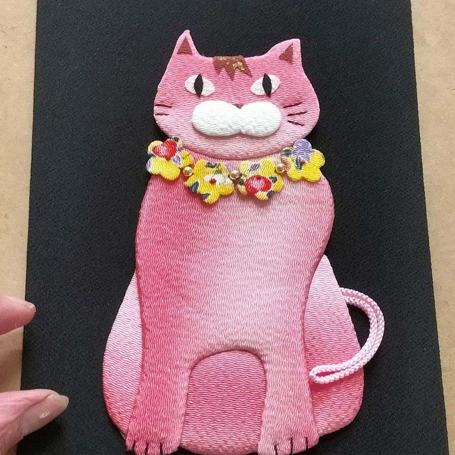 私の手作り/お魚抱えた万歳ニッコリ猫さん/古布ちりめん ちりめん根付・おめかしキャット｜株式会社さくらほりきり