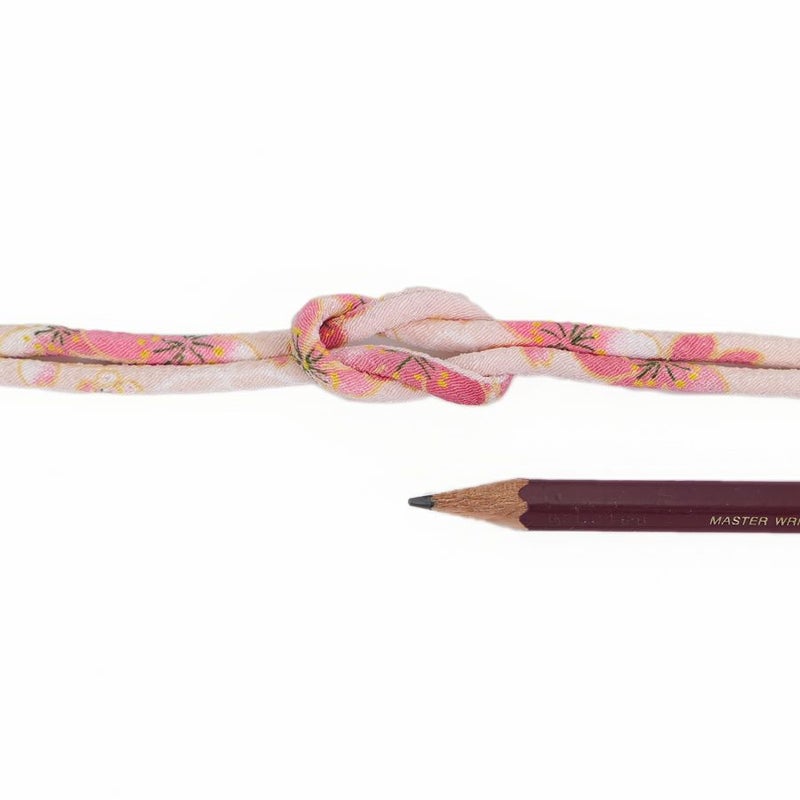 ちりめん丸ひも・柄・3ミリ(実寸約3-4ミリ) おぼろ桜・ピンク 10cm単位 切り売り 縮緬丸紐 和のひも 和風コード花柄 薄いピンク色 クラフト材料