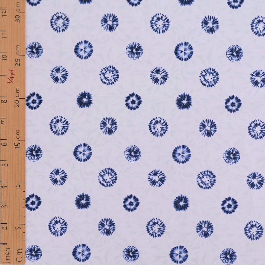 和柄コットン生地 丸しぼりの菊花柄 (白に藍) 10cm単位 切り売り |生地