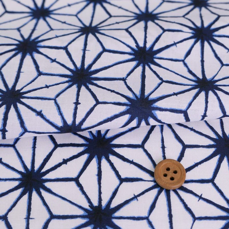 和柄コットン生地 麻の葉絞り風柄 (白に藍) 10cm単位 切り売り 絞り風麻の葉柄木綿生地 絞り風プリント 伝統柄白地 夏らしい