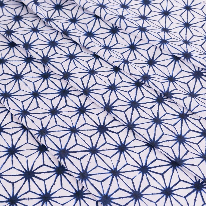和柄コットン生地 麻の葉絞り風柄 (白に藍) 10cm単位 切り売り 絞り風麻の葉柄木綿生地 絞り風プリント 伝統柄白地 夏らしい