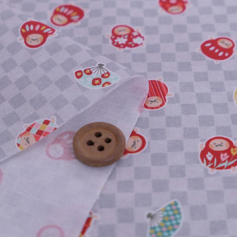 和柄コットン生地 市松にだるまと扇子(グレー) 10cm単位 切り売り