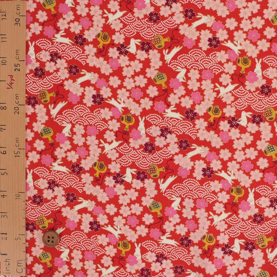 和柄コットン生地 うさぎと桜の吉祥文様(赤) 10cm単位 切り売り