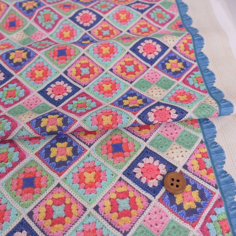 コットン生地 かぎ針編みのモチーフ柄(ブルーピンク) 10cm単位 切り売り