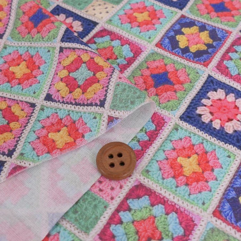 コットン生地 かぎ針編みのモチーフ柄(ブルーピンク) 10cm単位 切り売り