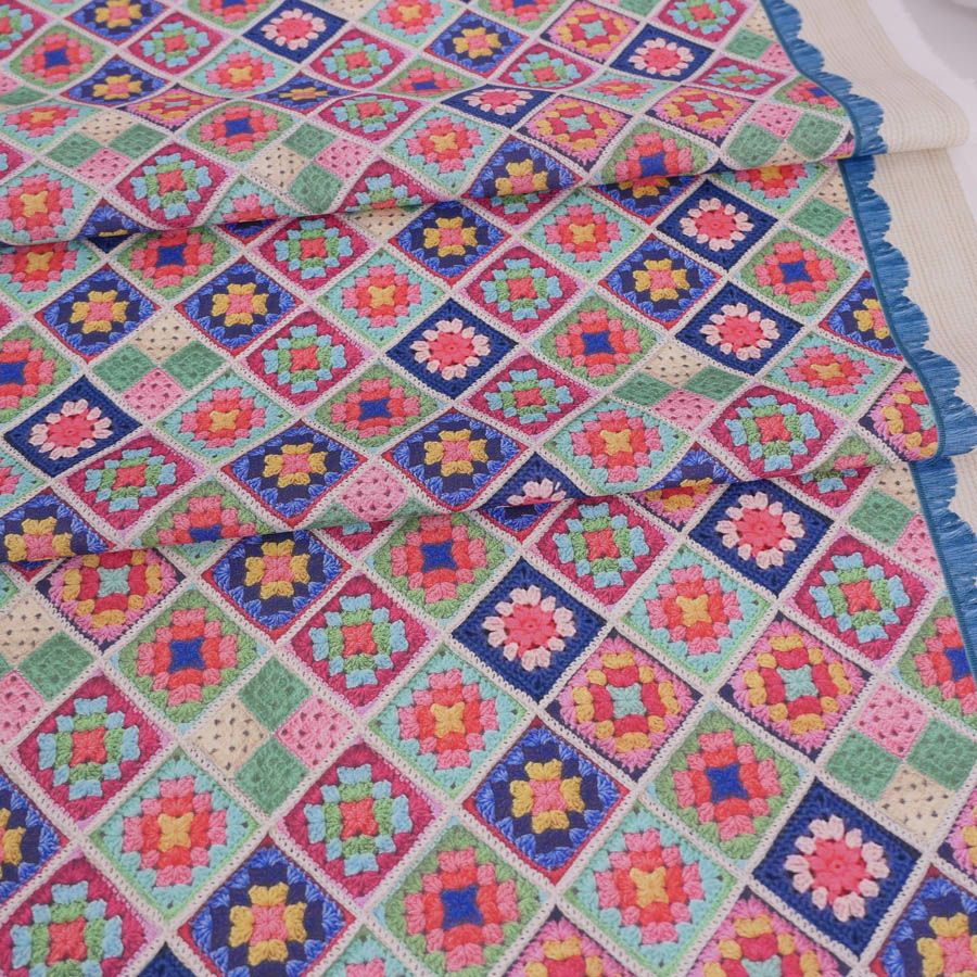 コットン生地 かぎ針編みのモチーフ柄(ブルーピンク) 10cm単位 切り売り