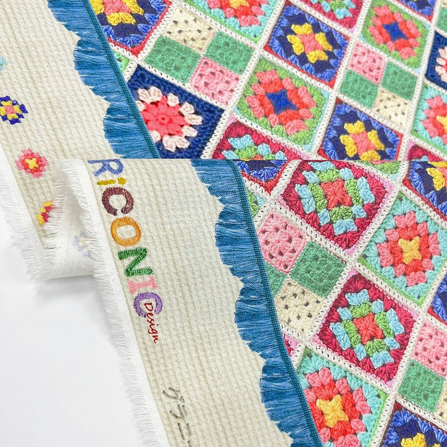 コットン生地 かぎ針編みのモチーフ柄(ブルーピンク) 10cm単位 切り売り