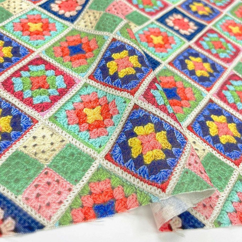 コットン生地 かぎ針編みのモチーフ柄(ブルーピンク) 10cm単位 切り売り