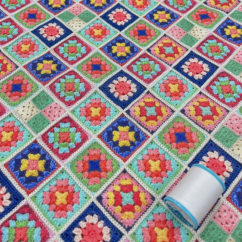 コットン生地 かぎ針編みのモチーフ柄(ブルーピンク) 10cm単位 切り売り