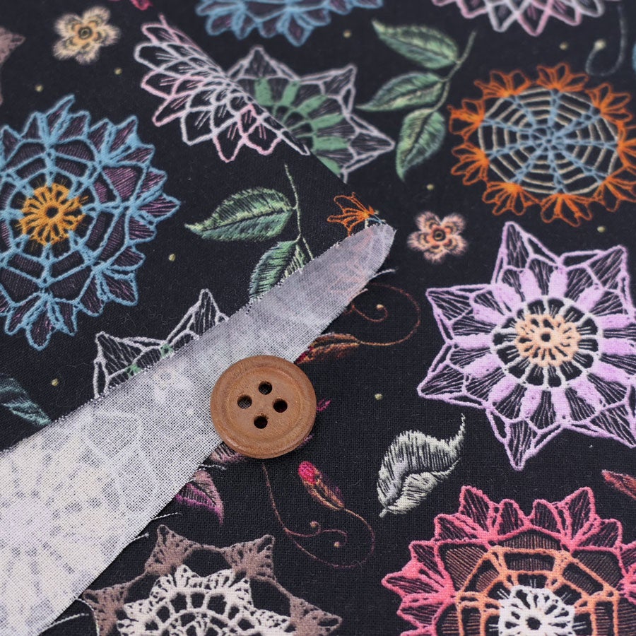 コットン生地 刺しゅう風プリント レースフラワー(ブラック) 10cm単位 切り売り
