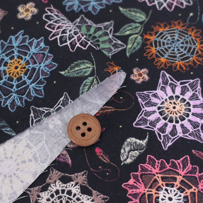 コットン生地 刺しゅう風プリント レースフラワー(ブラック) 10cm単位 切り売り