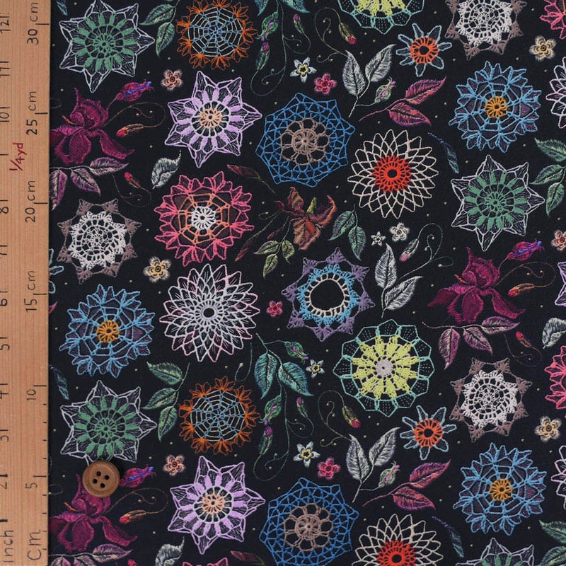 コットン生地 刺しゅう風プリント レースフラワー(ブラック) 10cm単位 切り売り