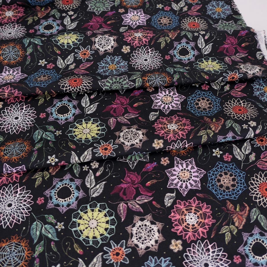 コットン生地 刺しゅう風プリント レースフラワー(ブラック) 10cm単位 切り売り