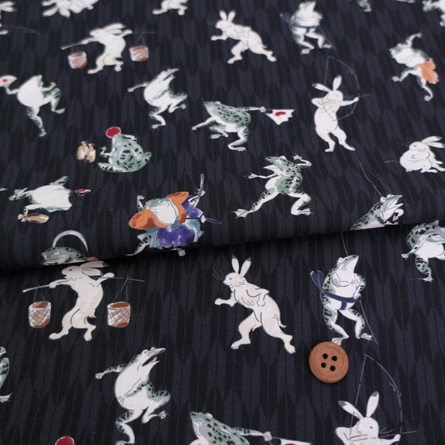 和装バック　着物バック　和柄コットン生地・鳥獣戯画（こげ茶） 和柄コットン生地 鳥獣戯画風うさぎとかえる 10cm単位 切り売り |生地