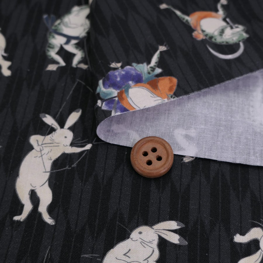 和装バック　着物バック　和柄コットン生地・鳥獣戯画（こげ茶） 和柄コットン生地 鳥獣戯画風うさぎとかえる 10cm単位 切り売り |生地