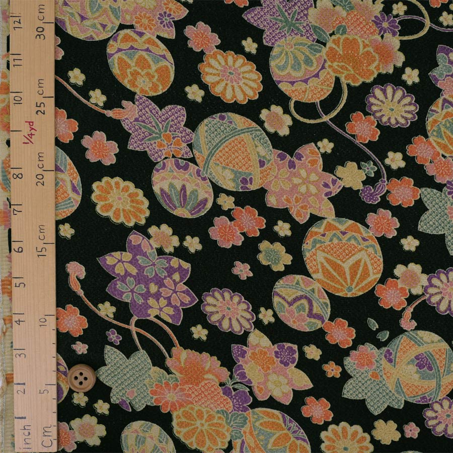 古布調ちりめん生地 手まりと和の花(黒) １ｍ単位